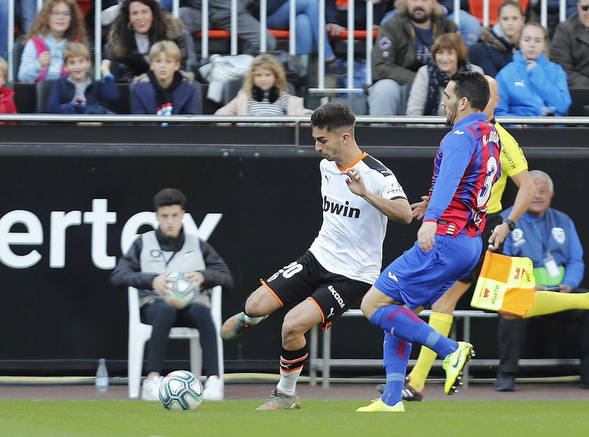 Valencia 1-0 Eibar: Bầy dơi phá dớp nhờ công Maxi Gomez Valencia 1-0 Eibar: Bầy dơi phá dớp nhờ công Maxi Gomez