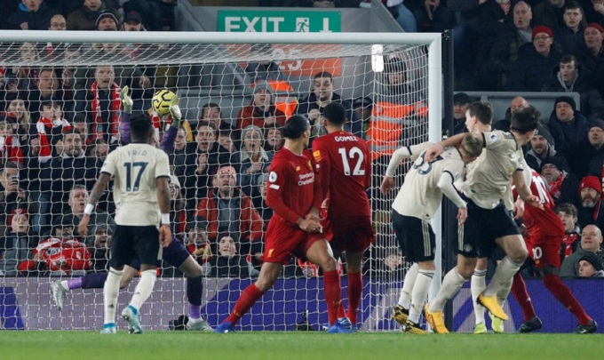 Liverpool 2-0 MU: Hạ đẹp MU, Liverpool c&ocirc; đơn tr&ecirc;n đỉnh