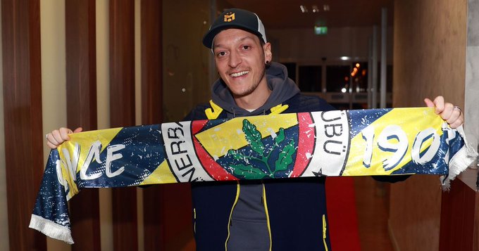 Ozil ho&agrave;n tất việc chia tay Arsenal để đầu qu&acirc;n cho Fenerbahce